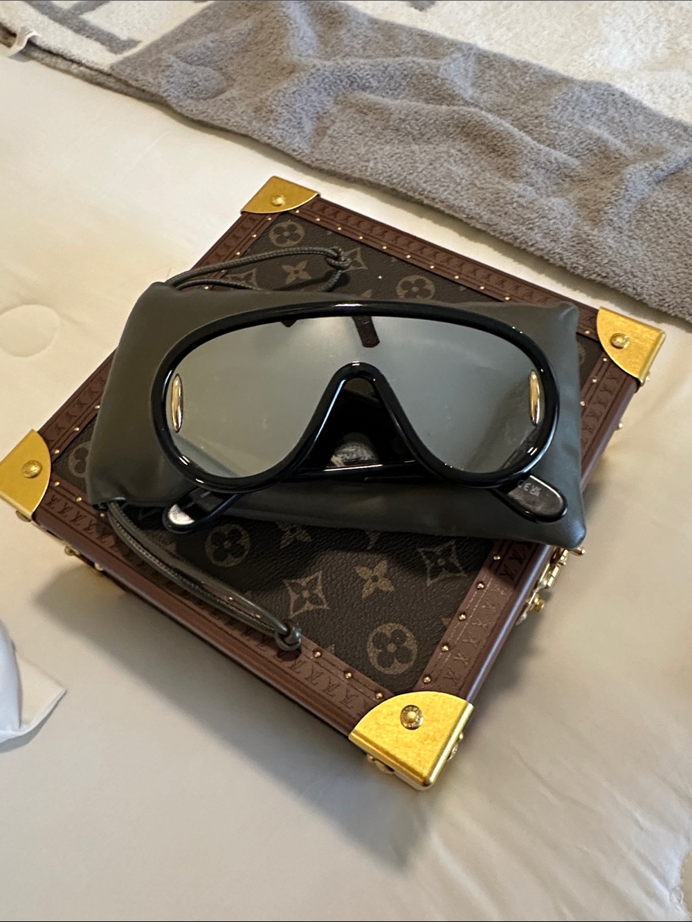 Oversized reflective Loewe glasses